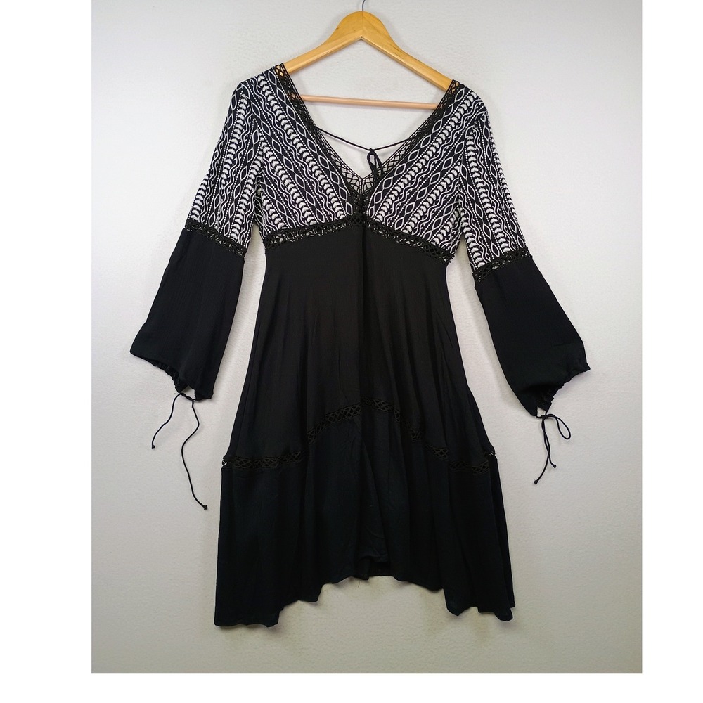 Boho Festival Mo Huan Yi Chu Women Sm Black White Embroidered Bell Sleeve Dress